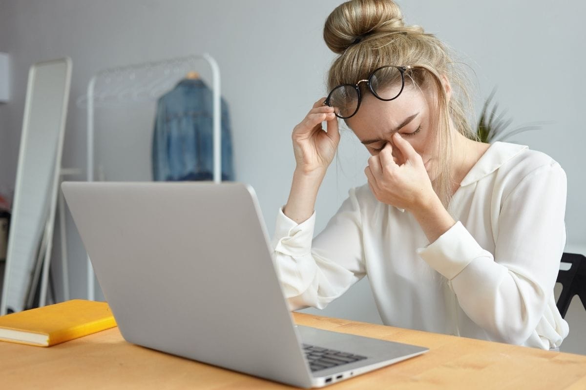 What is Digital Eye Strain (CVS)? 5 Golden Rules to Protect Your Eyes on the Screen