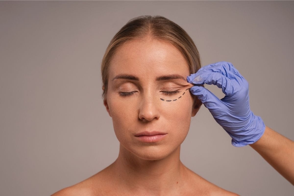 Get Rid of Tired Looks: What is Eyelid Aesthetics and How is it Done?